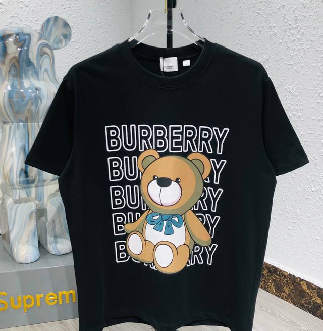 Burberry:巴宝莉短袖t恤 工艺：印花 颜色：黑色 白色 码数：S~Xl 面料：精梳紧密棉盖棉280G 柔顺手感 宽松版型设计 男女同款