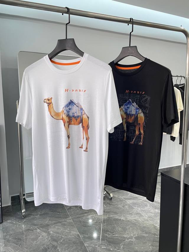 夏季新品 爱*世家2024春夏最新骆驼数码印花男士圆领t恤衫， 胸前极具创意性的骆驼图案，采用进口机数码印花，全棉数码直喷技术，真正做到高保真清晰度，在视觉上呈