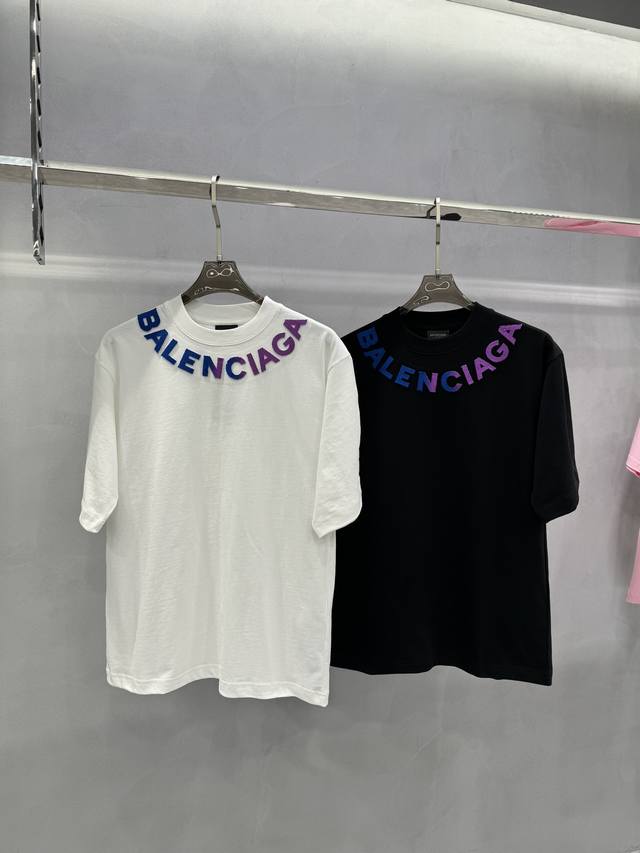 Balenciag*高版本新款植绒t恤.24 Ss春夏男女同款！领口重工立体渐变植绒工艺.高级大方.时尚感满满.280G纯棉面料.舒适透气！颜色：黑色.白色.欧