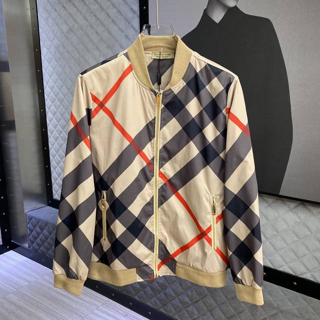 Burberry 巴宝莉 ：2023官网最新款风衣夹克外套，秀场新品，品相非常完美，专柜高科技面料，色泽饱满诱人！时尚又不失奢华！非常出彩的设计，原版五金，轻松