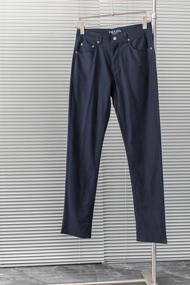 New# 普拉达 A 24Ss春夏轻奢时尚定制休闲裤# 简洁干练的风格，精致卓越的品质男装，每款的设计点跟舒适度都能做到平衡，刚刚上线的这款官网主打单品亦是如此