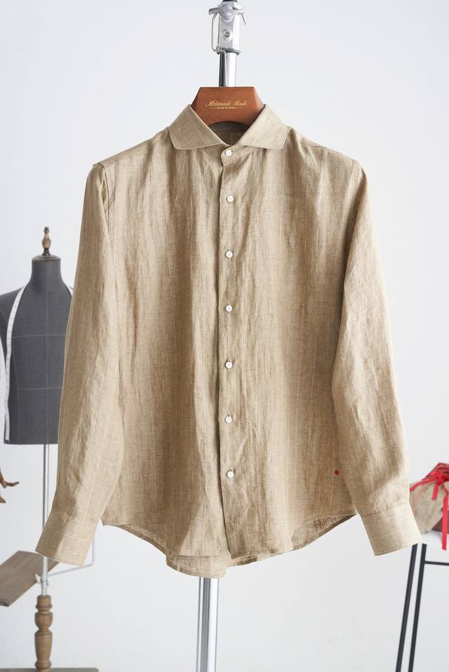 Kiton一个源自意大利的顶尖男装品牌，以高贵、优雅、精致为品牌主旨，以其独特的奢华风格、极高的品质和简洁的设计著称其衬衫也是有多种款式风格可供选择，包括在面料