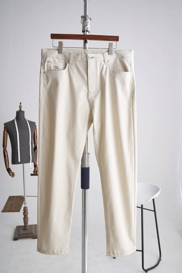 Bc五口袋双线缝合四季款休闲牛仔裤简约而不简单的一款单品，以其柔软且有光泽的质地，让人一见倾心。没有过多的装饰，却散发出一种低调的奢华感，适合追求简约风格的您。