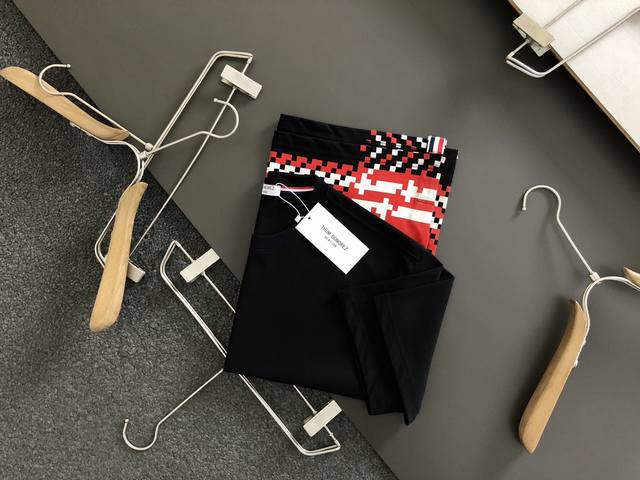 Tb*合身版型m-Xxxl 最新最顶级红色格纹短袖，下摆开衩织带拼接融合，最顶级的品质专柜原单短袖，顶级制作工艺进口面料，专柜款独特设计，采用进口高端订制进口丝
