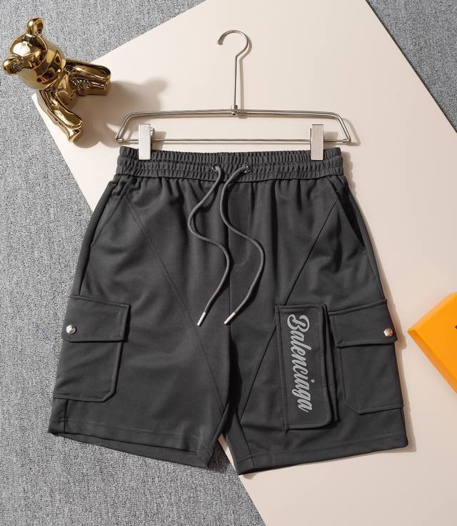 巴黎世家 24款休闲短裤 专柜定制面料 透气舒适度高，细节无可挑剔，品牌元素设计理念，体现高品质。手感细腻柔软！呈现休闲裁剪，上身版型超赞！ 码数：M-3Xl