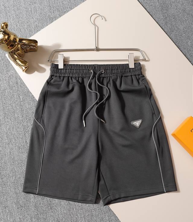 普拉达 24款休闲短裤 专柜定制面料 透气舒适度高，细节无可挑剔，品牌元素设计理念，体现高品质。手感细腻柔软！呈现休闲裁剪，上身版型超赞！ 码数：M-3Xl