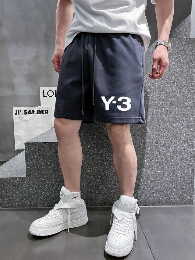 Y-3 24春夏新款短裤这款极简表达现代态度。面布63.1%棉36.9聚酯倩维 超薄复合面料 吊坠2克重 整体更显质感有力 承载创新精神，已然成为的代名词 标志
