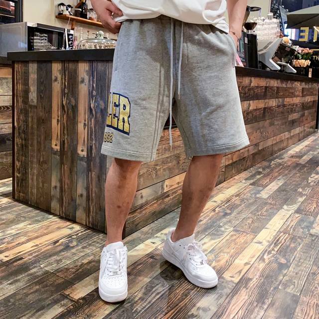 Moncler 蒙口2024夏季新款休闲沙滩裤短裤。精选进口柔顺聚酯纤维面料，整体挺括有型手感细腻丰润，舒适与透气性值得青眯，这种面料可以达到天然的透气效果，且