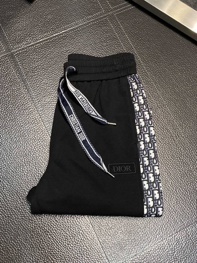 Dior迪奥独家专供新款 休闲裤 高端版本！专柜定制面料 透气舒适度高，细节无可挑剔，品牌元素设计理念，体现高品质。手感细腻柔软！呈现休闲裁剪，上身版型超赞！码