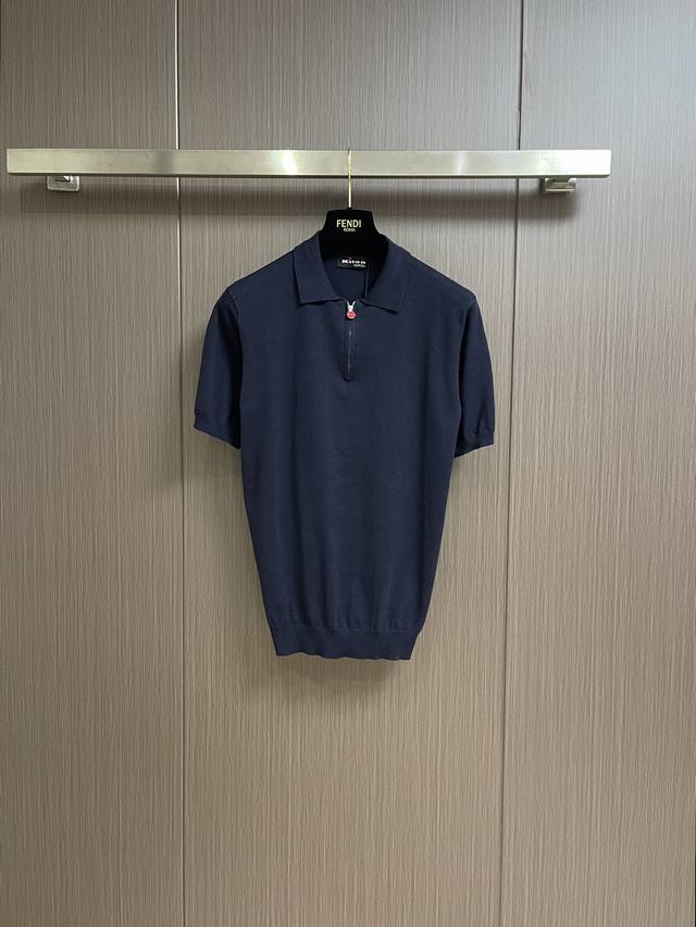 Kiton 经典标识针织半拉练polo衫，品牌于1968年创立于意大利那不勒斯,创始人ciro Paone先生对品质有着近乎疯狂的执着，“满分之上再加一分”是品