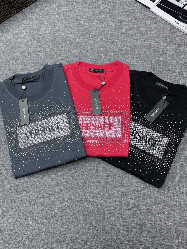 Versace 范思哲 男士圆领短袖t恤，24春夏新品，专柜橱窗主打展示款！作为vs家的经典王牌产品，这一季仍然延续了极富高强辨识度的头像元素，非常重工匠心的工