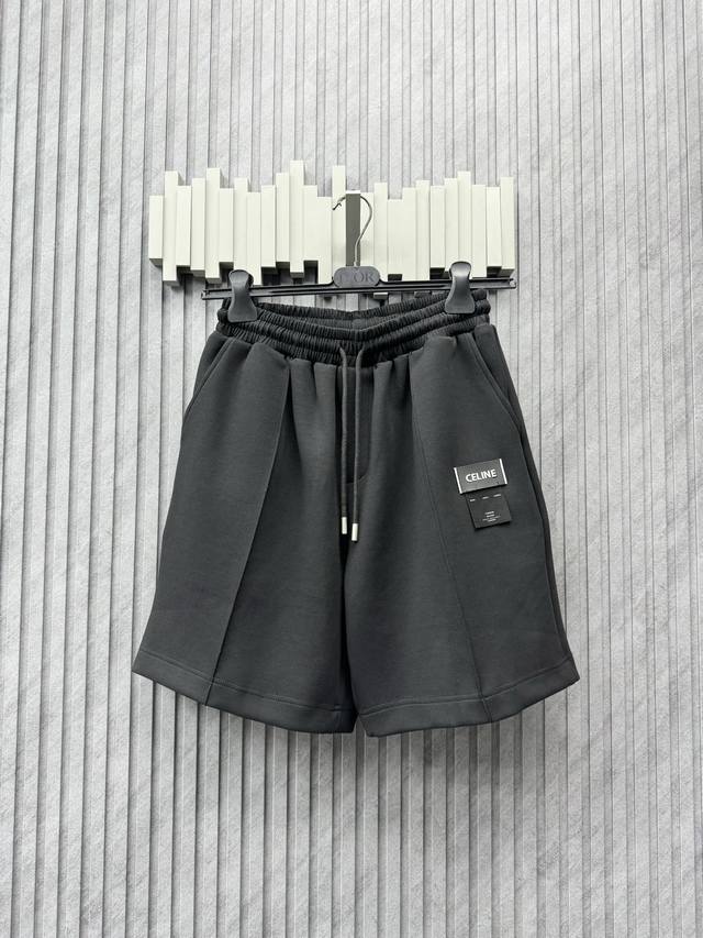 Celine夏季新款短裤！采用优质棉质面料，高弹舒适细腻，耐穿性能强。腰部松紧带抽绳设计，车缝线整齐规律。百搭款！ 颜色：黑色 灰色 尺码 S-Xxl