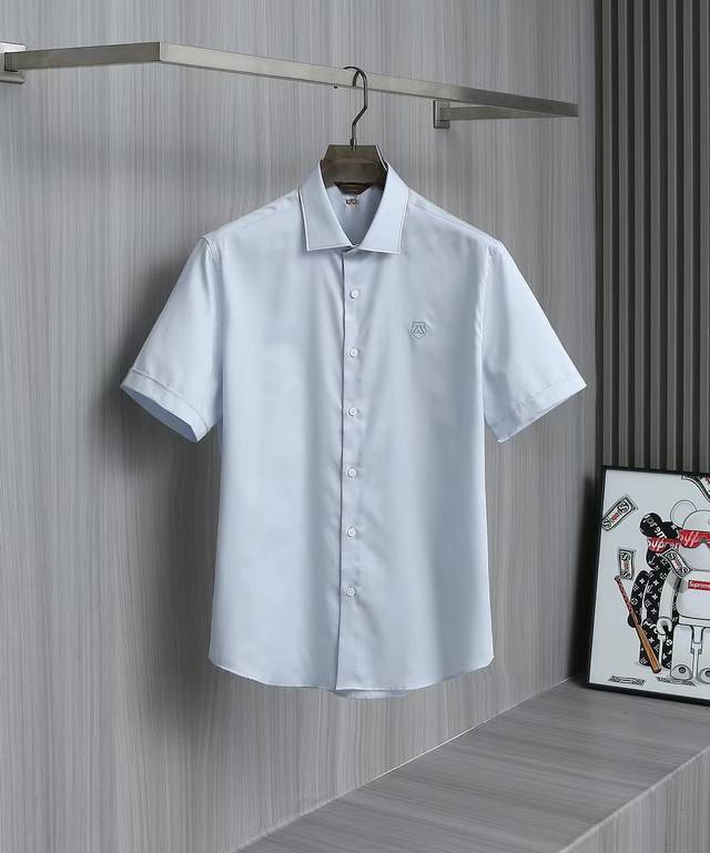 杰尼亚衬衫了zegna品牌一直是社会名流所青睐的，想必大家都很熟悉，看着比较普通但穿起来效果特别棒上上身不黏身而且不软塌。 让你上班通勤休闲都能颜值在线，气场拉