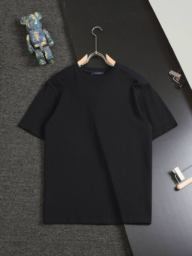 Louis Vuitton路易威登24Ss Inside Out T恤低调简单款！内搭外穿都可！一年四季必入款！ 肩膀上饰有别致的外翻效果缝线细节、背后有一个折