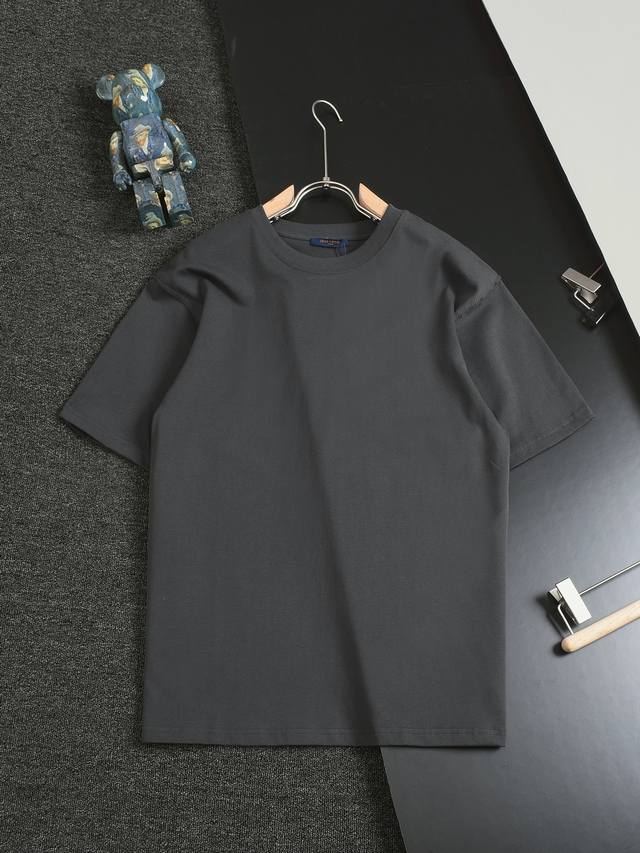 Louis Vuitton路易威登24Ss Inside Out T恤低调简单款！内搭外穿都可！一年四季必入款！ 肩膀上饰有别致的外翻效果缝线细节、背后有一个折