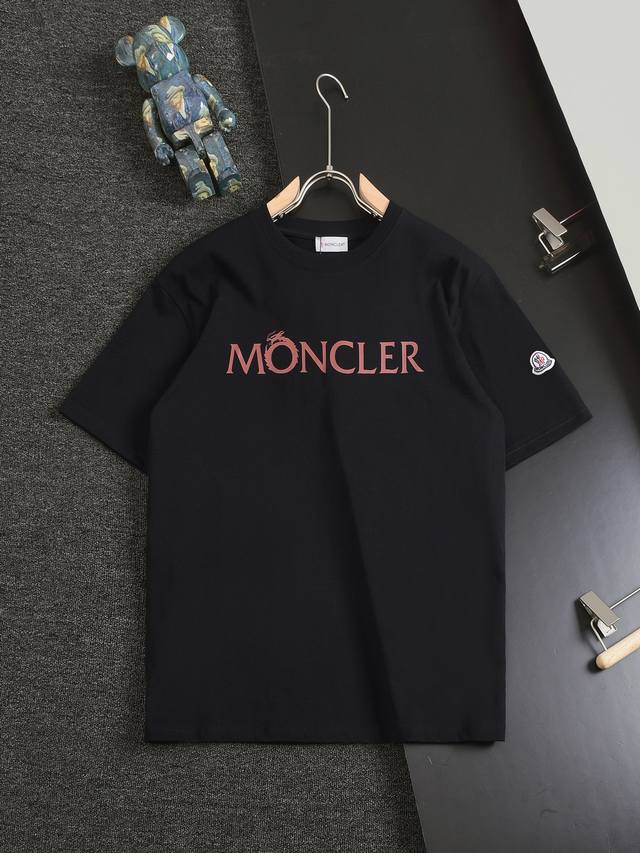 Moncler，新款龙年限定短袖yyds 日常出门闭眼搭 定制高棉面料短袖t恤 魅力在于创造了简约奢华感的时尚,随意搭配感受英式风格独特气质. 宽松的版型展现出