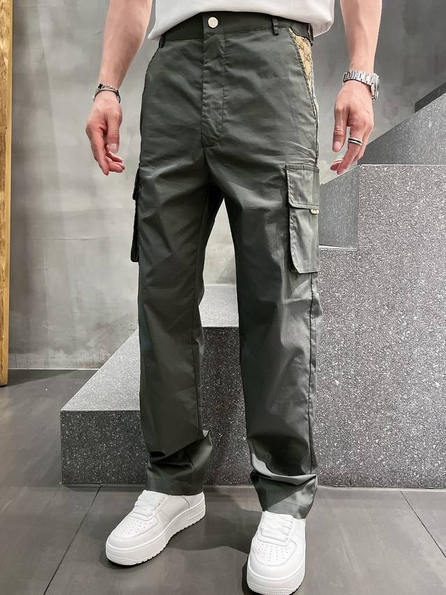 Gucci，男士休闲裤 最新款上身版型无敌正！ 绝对可以闭眼收的一款 此款裤子非常百搭，弹力腰围,日常上班 户外运动都可以穿着，是时尚休闲与户外运动的完美结合，