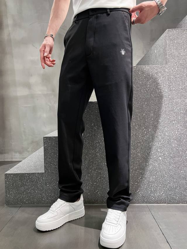 Dior、男士休闲 最新款上身版型无敌正！ 绝对可以闭眼收的一款 此款裤子非常百搭，弹力腰围,日常上班 户外运动都可以穿着，是时尚休闲与户外运动的完美结合，所以