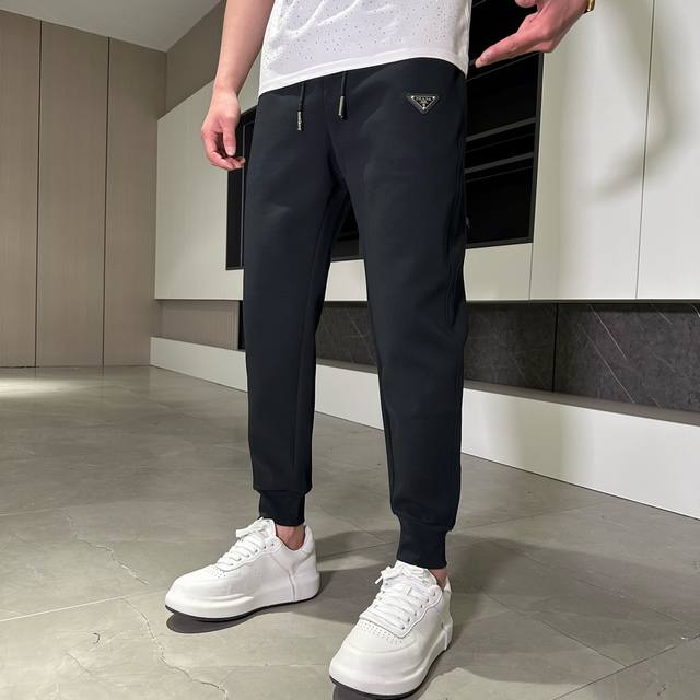 普拉达 2024夏季新款休闲裤！官网同步发售。品牌经典logo休闲裤 ，定制面料，舒适度极好，手触感强烈。辨识度极高，完美品相工艺。 尺码：M-3Xl