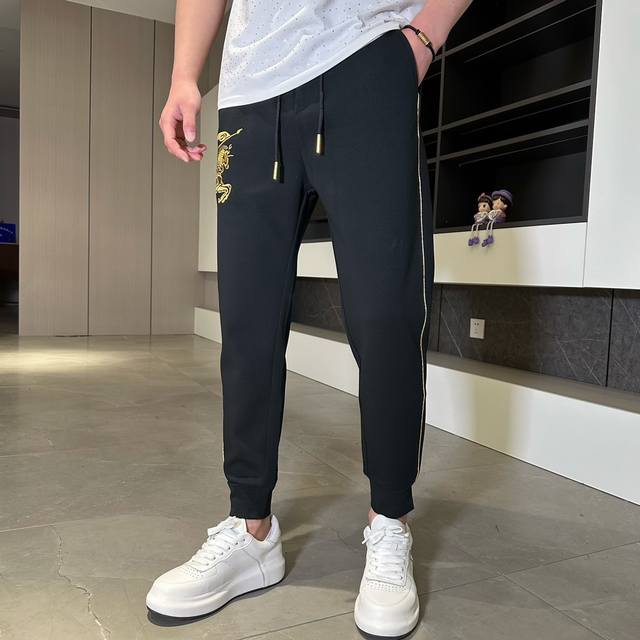 巴宝莉 2024夏季新款休闲裤！官网同步发售。品牌经典logo休闲裤 ，定制面料，舒适度极好，手触感强烈。辨识度极高，完美品相工艺。 尺码：M-3Xl