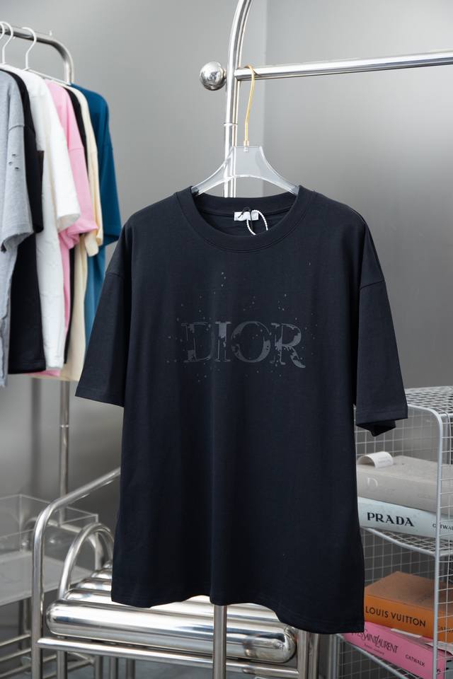 高品质 Dior 迪奥24Ss早春夏新款短袖，品牌字母logo数码印花，官网同步，专柜纯棉面料！贴肤舒适，耐看又好穿，经典简约logo设计，原厂工艺一丝不苟，定