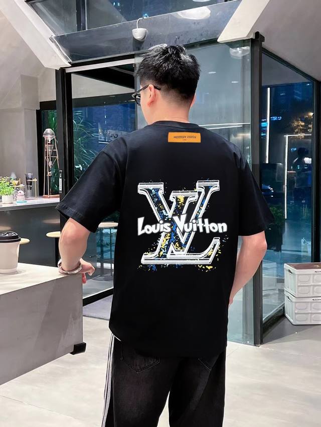 高品质 Lv 24新品走秀款限定款 经典logo涂鸦手绘字母t恤印花，官网同步，专柜纯棉面料！贴肤舒适，耐看又好穿，原厂工艺一丝不苟，定制260克同缸染面料 手