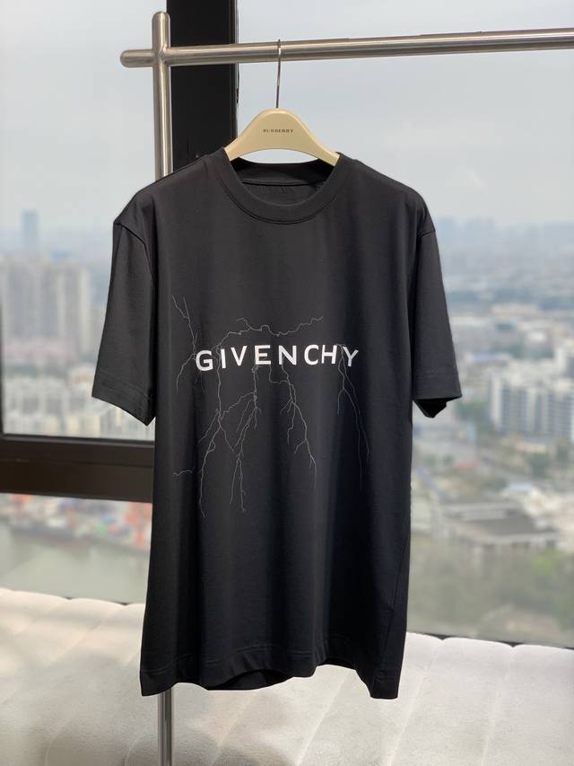 Givench*Y 纪梵-希，2024Ss春夏新款圆领短袖t恤，专柜同步在售， 定织棉质面料，柔软细腻，前幅反光字母闪电logo图案，三标辅料齐全，高版本， 灰