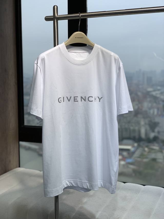 Givench*Y 纪梵-希，2024Ss春夏新款圆领短袖t恤，专柜同步在售， 定织棉质面料，柔软细腻，前幅反光字母闪电logo图案，三标辅料齐全，高版本， 灰