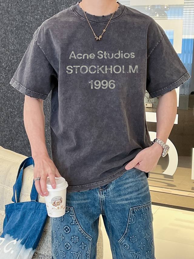 Acne Studios 新款字母印花双层重工短袖t桖 字母图案不管是t桖还是卫衣都是每年的爆款单品 前幅大面积印花采用大康丽数码印花机直喷 成本极高 经过多次