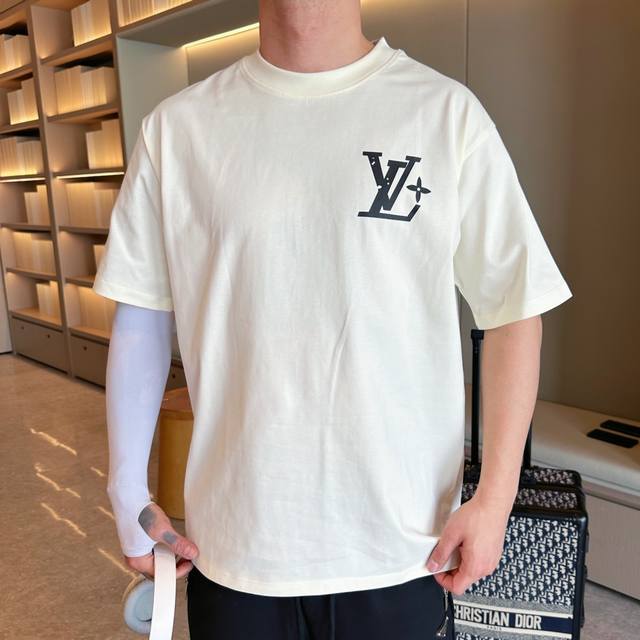 Lv 三标齐全。 2024夏季新款最新品短袖，专柜同步有售，原单狠货，时尚进口原版科技面料，上身舒适透气，原版定制五金辅料，上身帅气有型，三标齐全，推荐款，档次