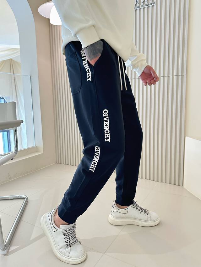 纪梵希 2024春夏新款休闲裤！官网同步发售。品牌经典logo休闲裤 ，定制面料，舒适度极好，手触感强烈。辨识度极高，完美品相工艺。 尺码：M-3Xl