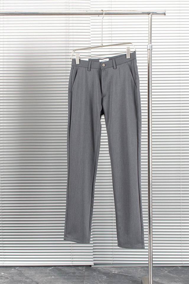 New# 汤姆布朗 Thom Browne24Ss春夏轻奢时尚定制休闲西裤，简洁干练的风格，精致卓越的品质男装，每款的设计点跟舒适度都能做到平衡，刚刚上线的这款