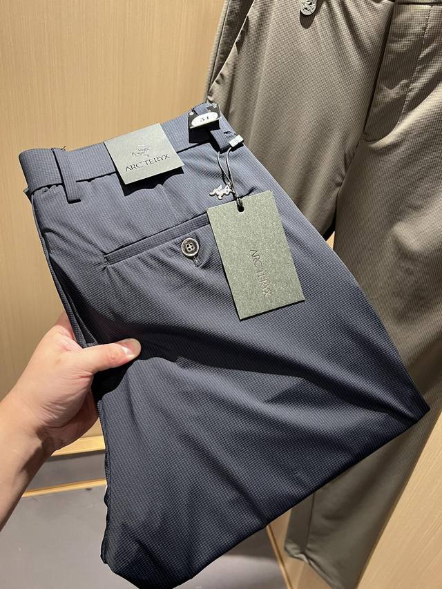 Arcter*X始*祖鸟 2024春夏新款休闲西裤，户外品牌可能大家第一想到的就是加拿大鹅、始祖鸟。给人一种标签试的感觉！除了在款式设计上颇有造诣之外，最明显或
