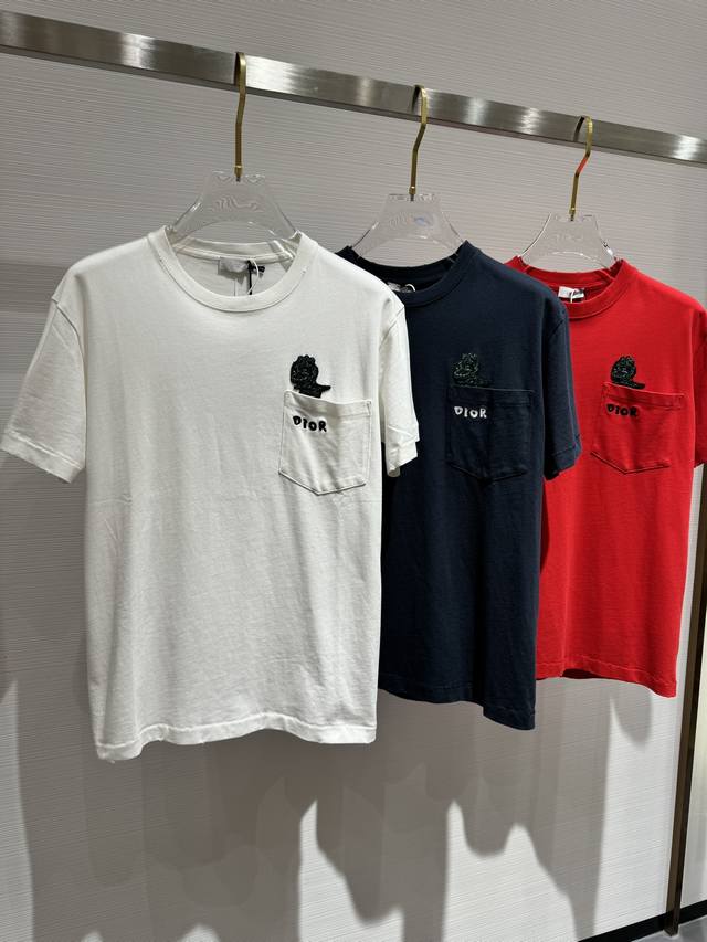 Sq00190-刺绣小恐龙图案圆领短袖t恤男女同款 来自 Dior And Otani Worksho 系列， 正面展示本季的主题图案，搭配 Dior 刺绣。