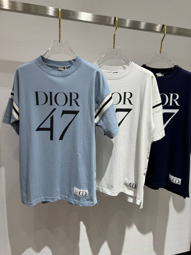Sq00220-男女同款cd字母印花47标志印花条纯棉圆领短袖 Dior 47 标志印花，向 Dior 承传以及这一具有历史意义的年份致敬 采用棉质平纹针织精心