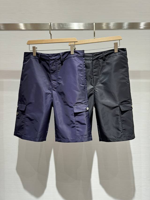 Sq00260- 袋工装风机能尼龙休闲短裤 这款三角形织物徽标装点的男士百慕大短裤 源于re-Nylon再生尼龙项目 Re-Nylon 再生尼龙系列是 选材ec
