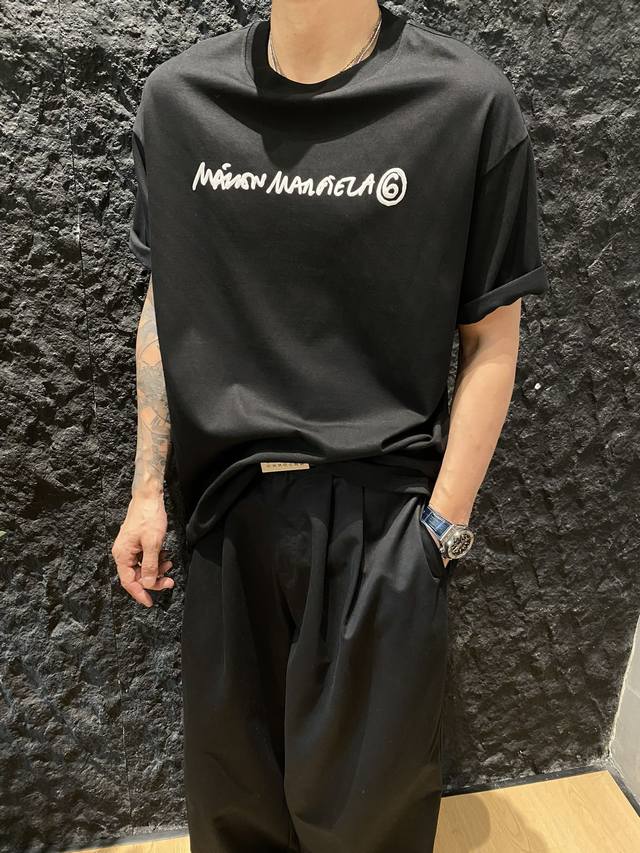 Maison Margiela 马吉拉mm6 胸前字母印花简约休闲短袖t恤男女款 这款maison Margiela Mm6胸前字母印花简约休闲短袖t恤，设计简