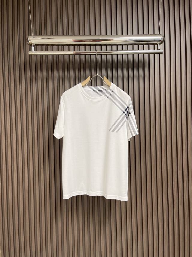 Burberry 2024Ss新款圆领短袖t恤，原版原漆压胶，纹路对齐，定制原版棉质面料，立体感非常漂亮，整体高透气和柔软性的质感更加凸显，饱满的棉质感引起极度
