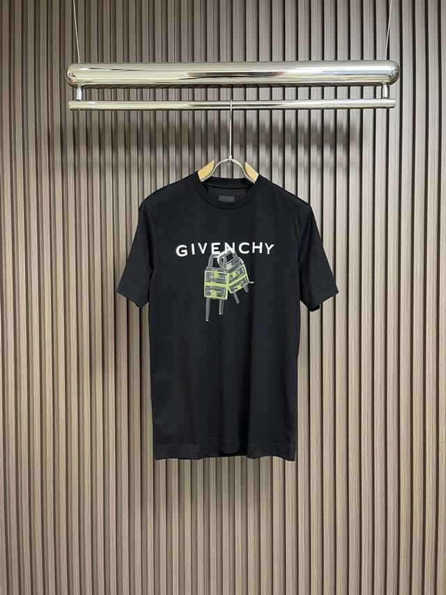 Givenchy 4G锁头印花短袖t恤，50支股以及32支索罗纳螺纹手感柔软 舒适亲肤 Gvc Logo和4G挂锁完美搭配 标志性爱情锁设计 锁住一切美好的寓意