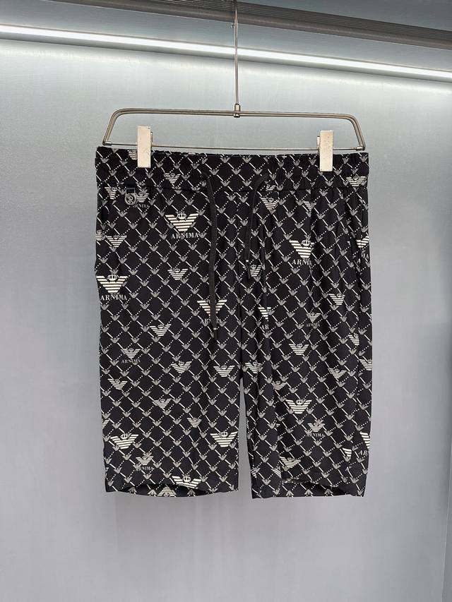 阿玛尼 2024夏新款！官网同步发售。品牌经典logo休闲短裤 ，定制面料，舒适度极好，手触感强烈。辨识度极高，完美品相工艺。 上身超漂亮 M-3Xl