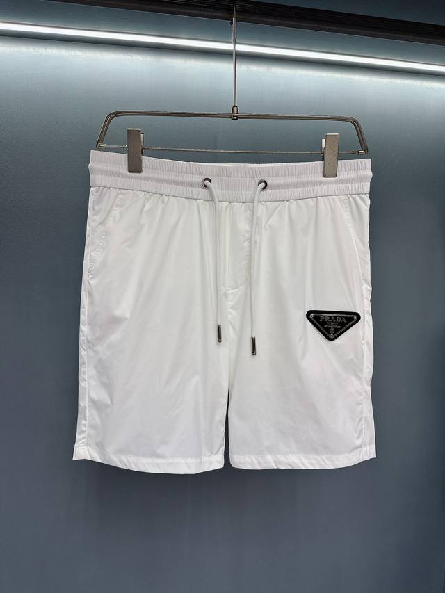 普拉达 2024夏新款！官网同步发售。品牌经典logo休闲短裤 ，定制面料，舒适度极好，手触感强烈。辨识度极高，完美品相工艺。 上身超漂亮 M-3Xl