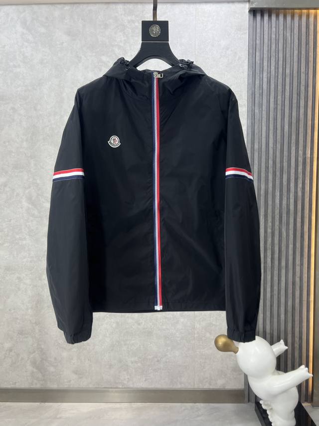 Moncler 蒙口 官网同款，提前发售 2024Ss开春新款男士夹克外套，原单三标齐全高端版本 专柜定制面料 透气舒适度高，细节无可挑剔，品牌 素设计理念，体