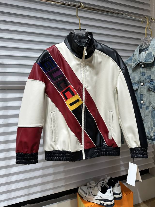 Gucci 2023新品 皮夹克 西班牙进口小羊皮制作 皮质柔软舒适 搭配yb五金！拼接设计给整个衣服带来活力色彩鲜艳 上身回头率超高 48-56