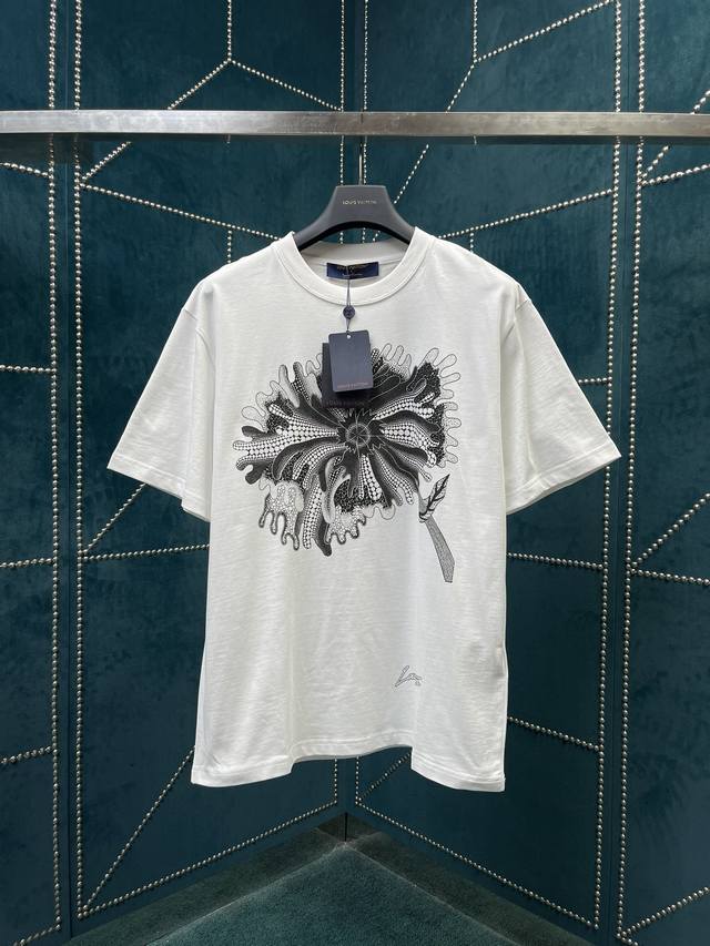 驴家 23春夏新款 T 恤出自路易威登 X 草间弥生合作系列，于胸前描摹艺术家笔下标志性的迷幻花朵，再以手写体路易威登标识标注左下角。 码数：Xs.S.M.L