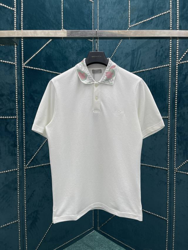迪奥 23Ss新款polo 衫来自 Dior And Duncan Grant And Charleston 系列。采用白色棉质珠地布精心制作，罗纹衣领饰以 D