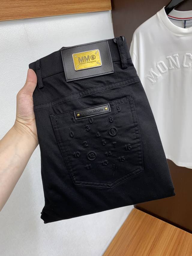 Mm6 马吉拉 2024春季新款五袋休闲裤！官网同步发售。品牌经典logo休闲裤 ，定制面料，舒适度极好，手触感强烈。辨识度极高，完美品相工艺。 尺码：29-3