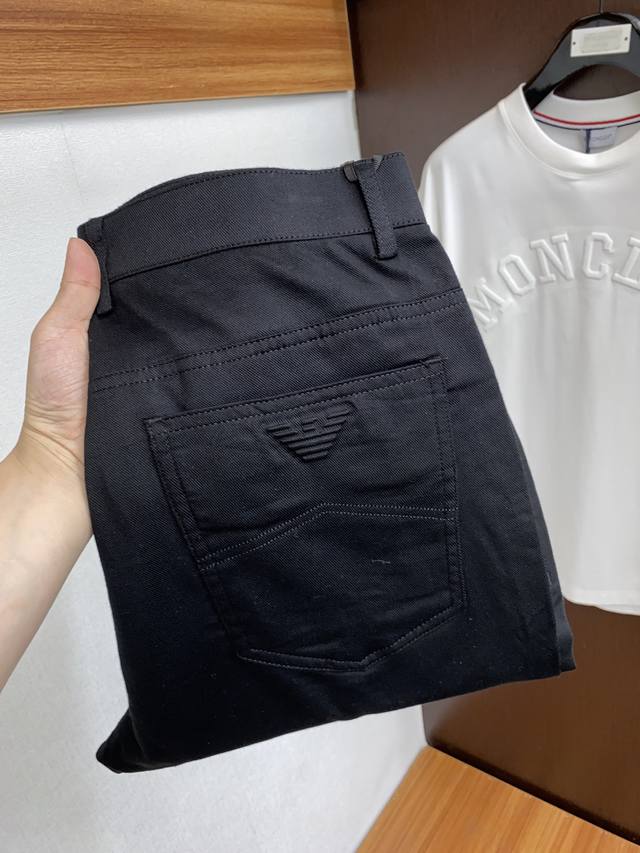 阿玛尼 2024春季新款五袋休闲裤！官网同步发售。品牌经典logo休闲裤 ，定制面料，舒适度极好，手触感强烈。辨识度极高，完美品相工艺。 尺码：29-38