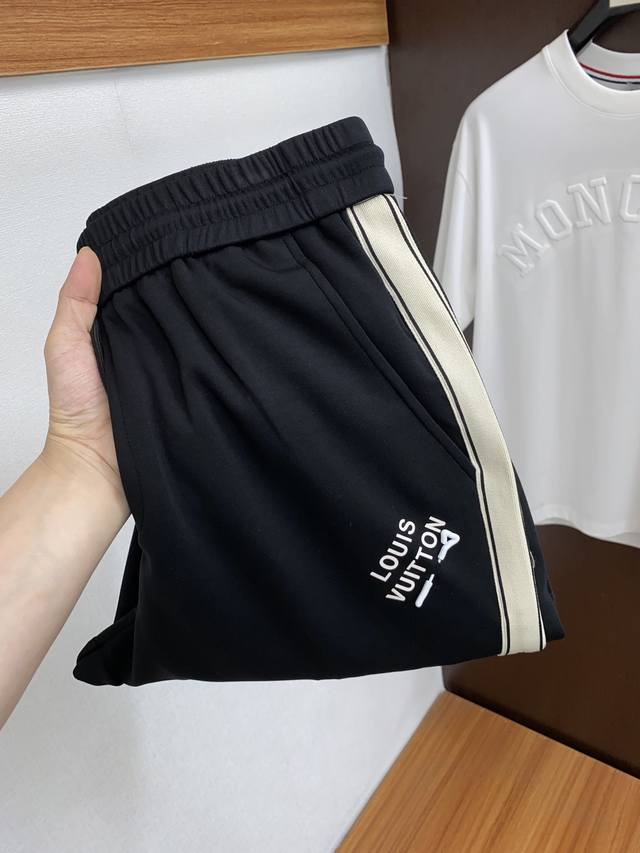 Lv 路易威登 2024春季新款休闲裤！官网同步发售。品牌经典logo休闲裤 ，定制面料，舒适度极好，手触感强烈。辨识度极高，完美品相工艺。 尺码：M-3Xl
