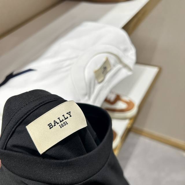 巴利 Bal24夏季新款有机纯棉纱线短袖t恤 进口有机纯棉纱线 140支顶级面料 丝滑如丝绸般贴身如无物的亲肤触感 衣身侧面bal大大的字母印花 识别度相当高。