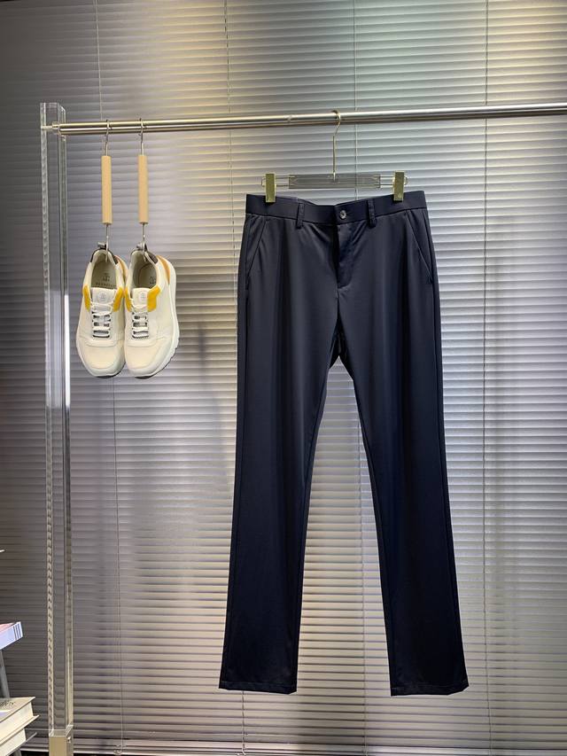 2024新款prada普拉达男士休闲商务西裤，面料舒适、亲肤且透气性强薄款，后口袋三角标logo,装饰设计理念， 耐磨、不起球，不变形，百搭款 黑色、蓝色。码数
